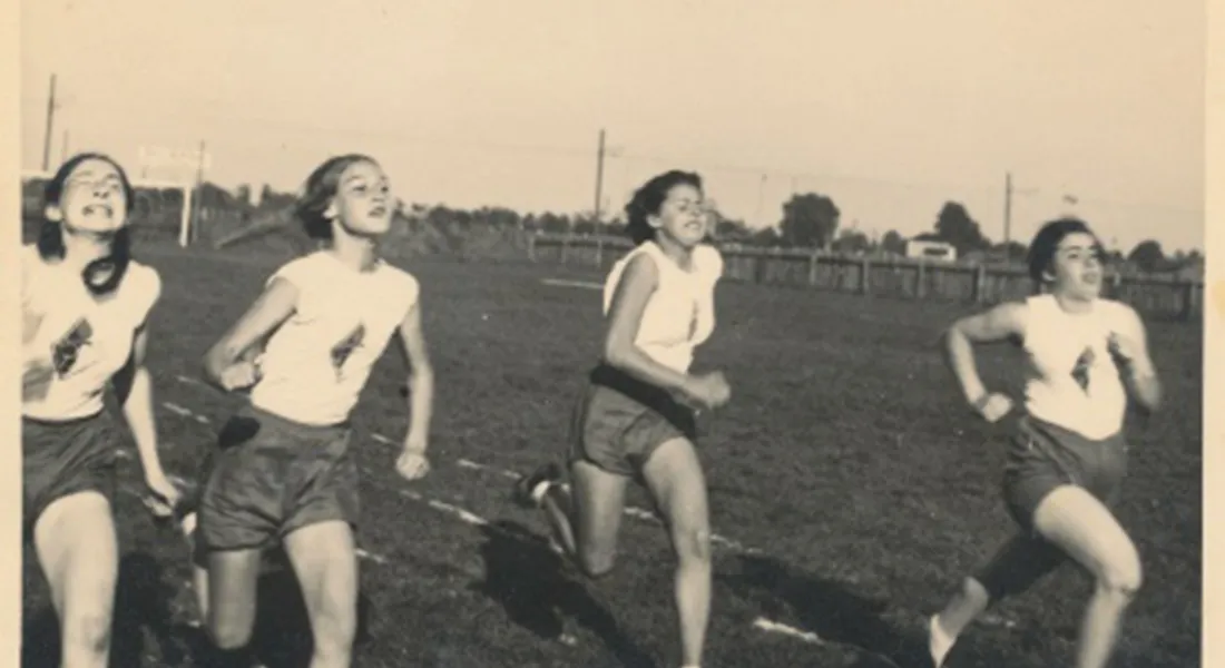 Sportlerinnen der PTGA, darunter Irma Landmann (erste von rechts), während des Zielsprints bei einem Laufwettkampf. Augsburg, 1937.