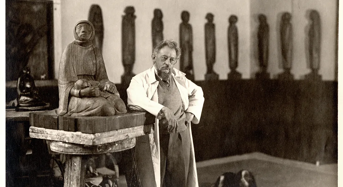 Ernst Barlach an seiner Holzskulptur Mutter und Kind, Güstrow 1935