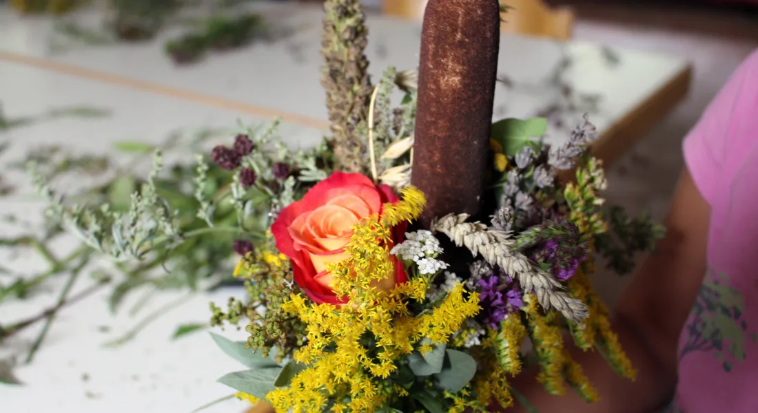Ein Buschen gebunden aus verschiedenen Blumen und Kräutern.
