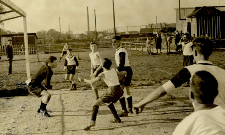 Heinz Landmann schießt für die Jugendmannschaft der PTGA im Spiel gegen München ein Tor. Augsburg, um 1935.
