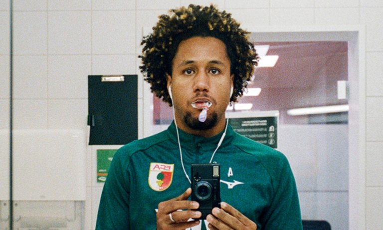Han-Noah Massengo x FC Augsburg in der Ecke Galerie
