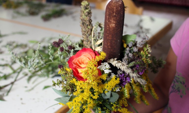 Ein Buschen gebunden aus verschiedenen Blumen und Kräutern.